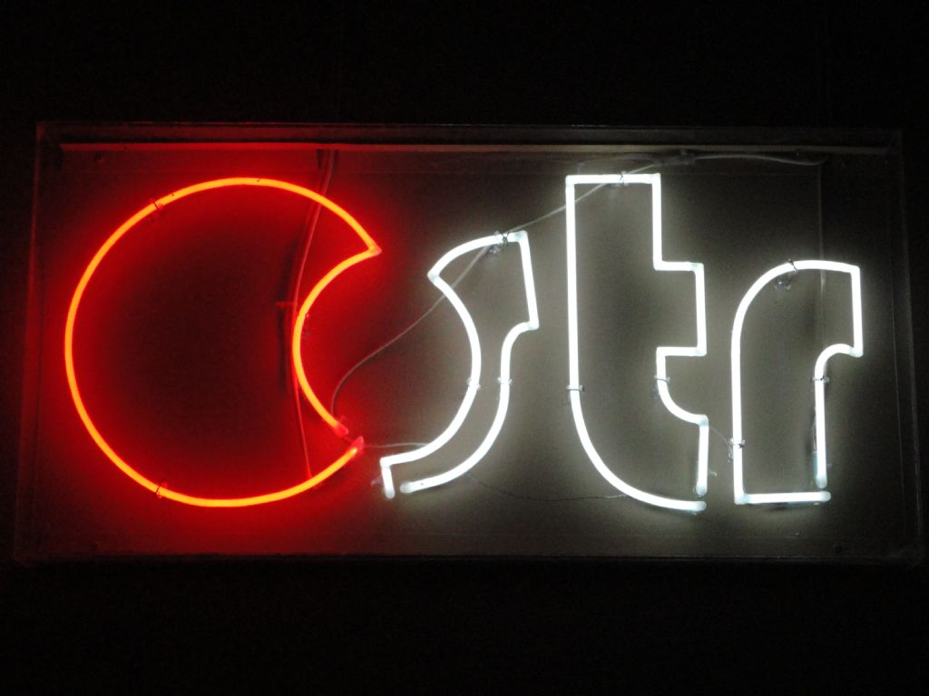 Logo cSTRadio en el recibidor de los estudios