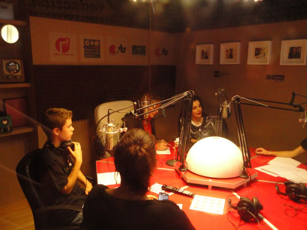 Comienzo de la emisión con Dña. Pilar Varela y Dña. Yolanda Alonso.