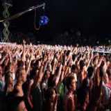 grupo de gente en un concierto