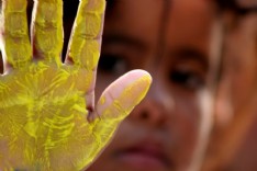 mano pintada de amarillo